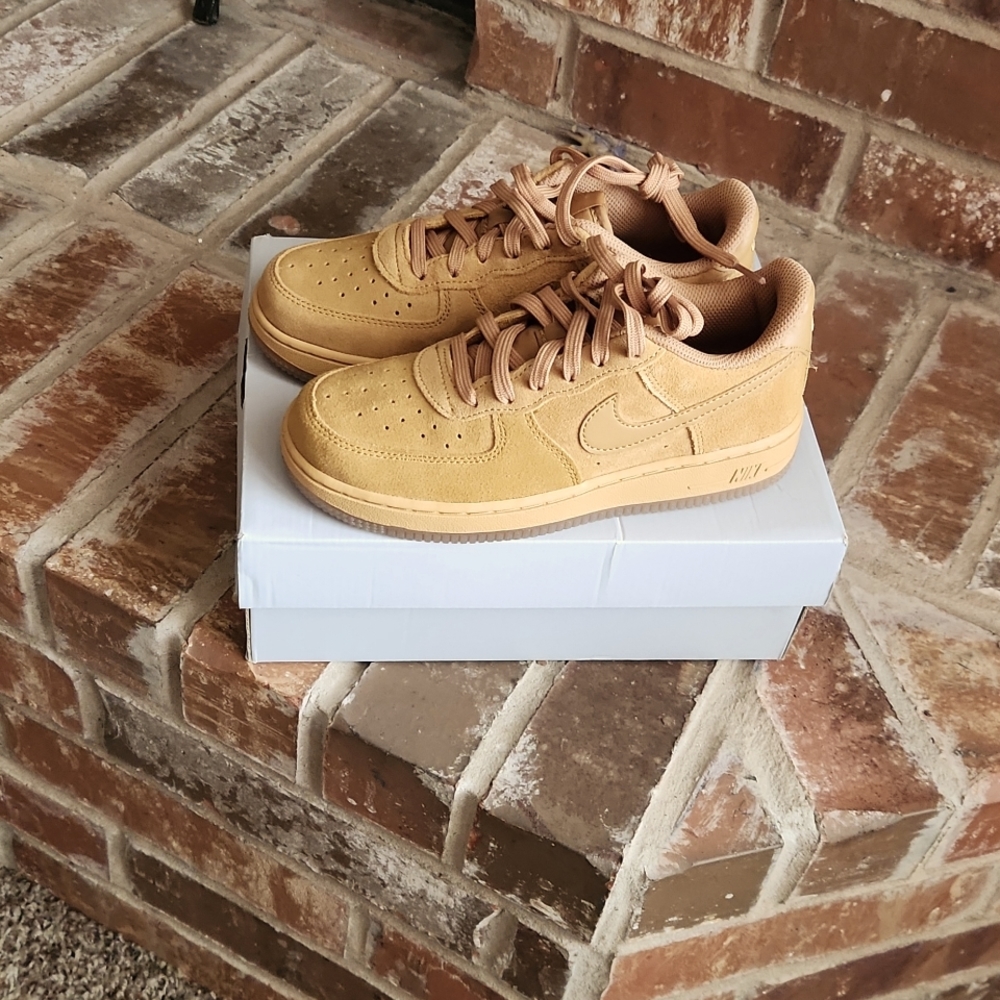 Nike Air Force 1 LV8
